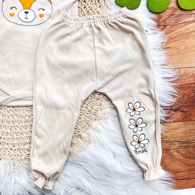  Conj. 3 peças Body Flores, Rena e Calça com Babadinho - Mostarda e Areia